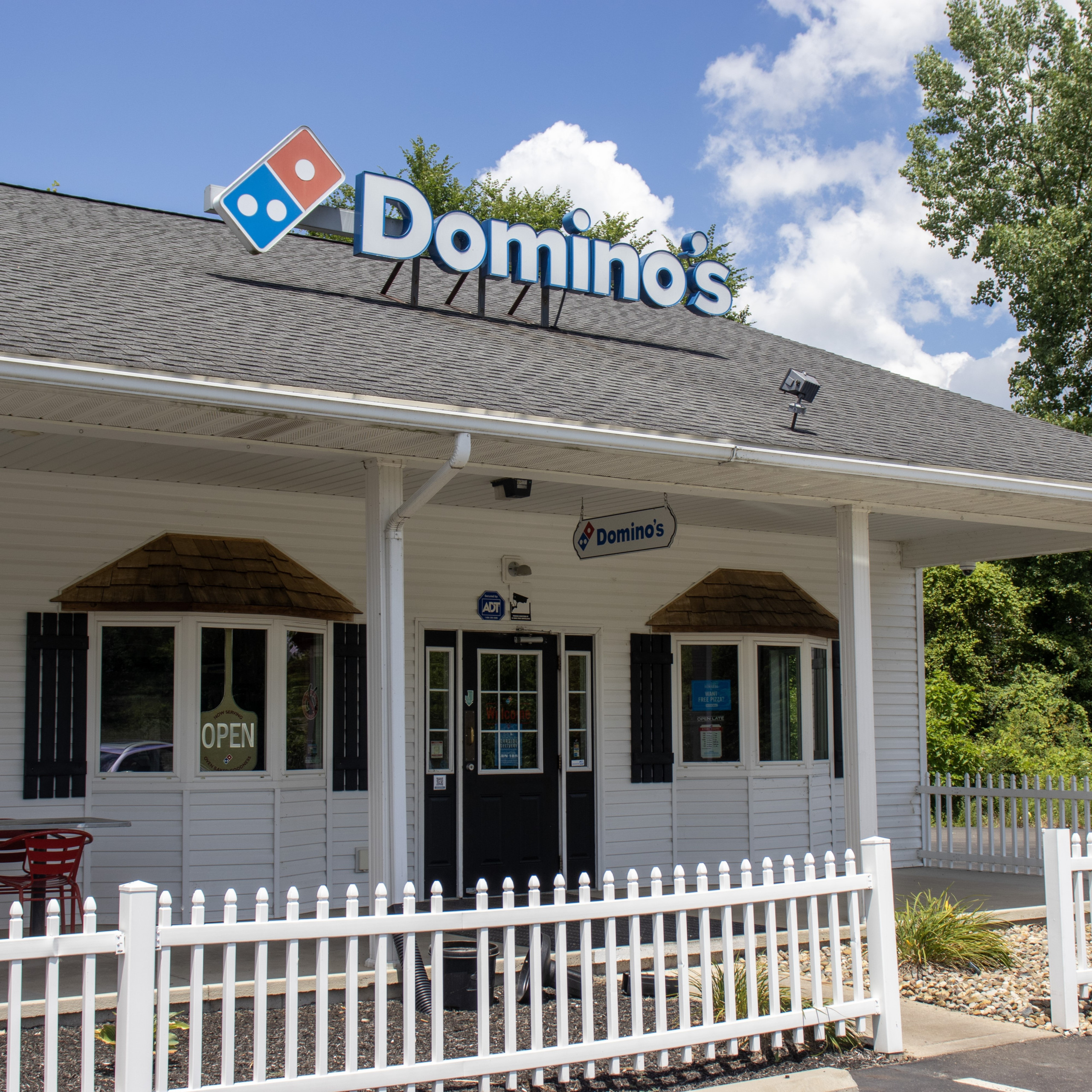 Dominos Pizza Howard storefront.