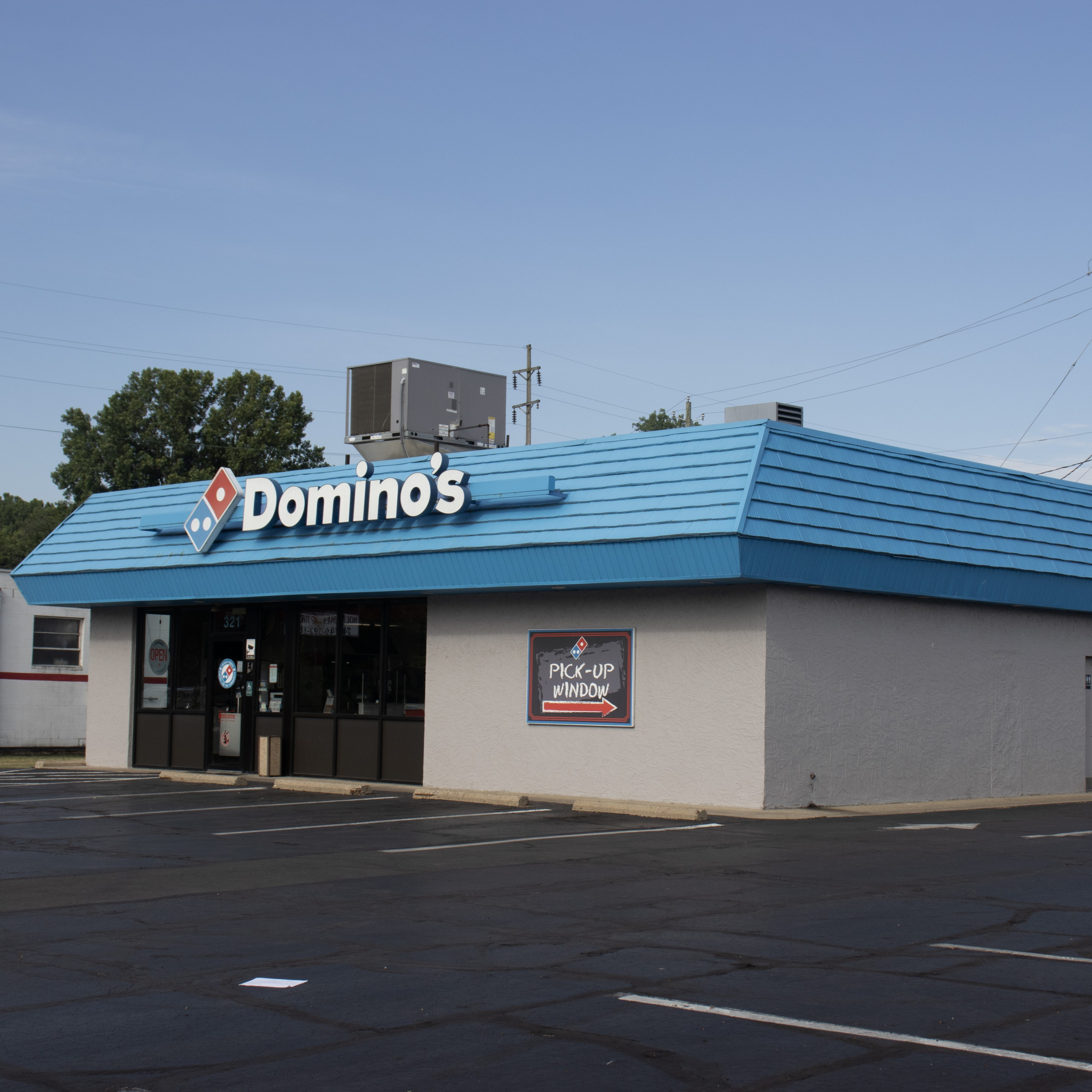 Dominos Pizza Mount Vernon storefront.