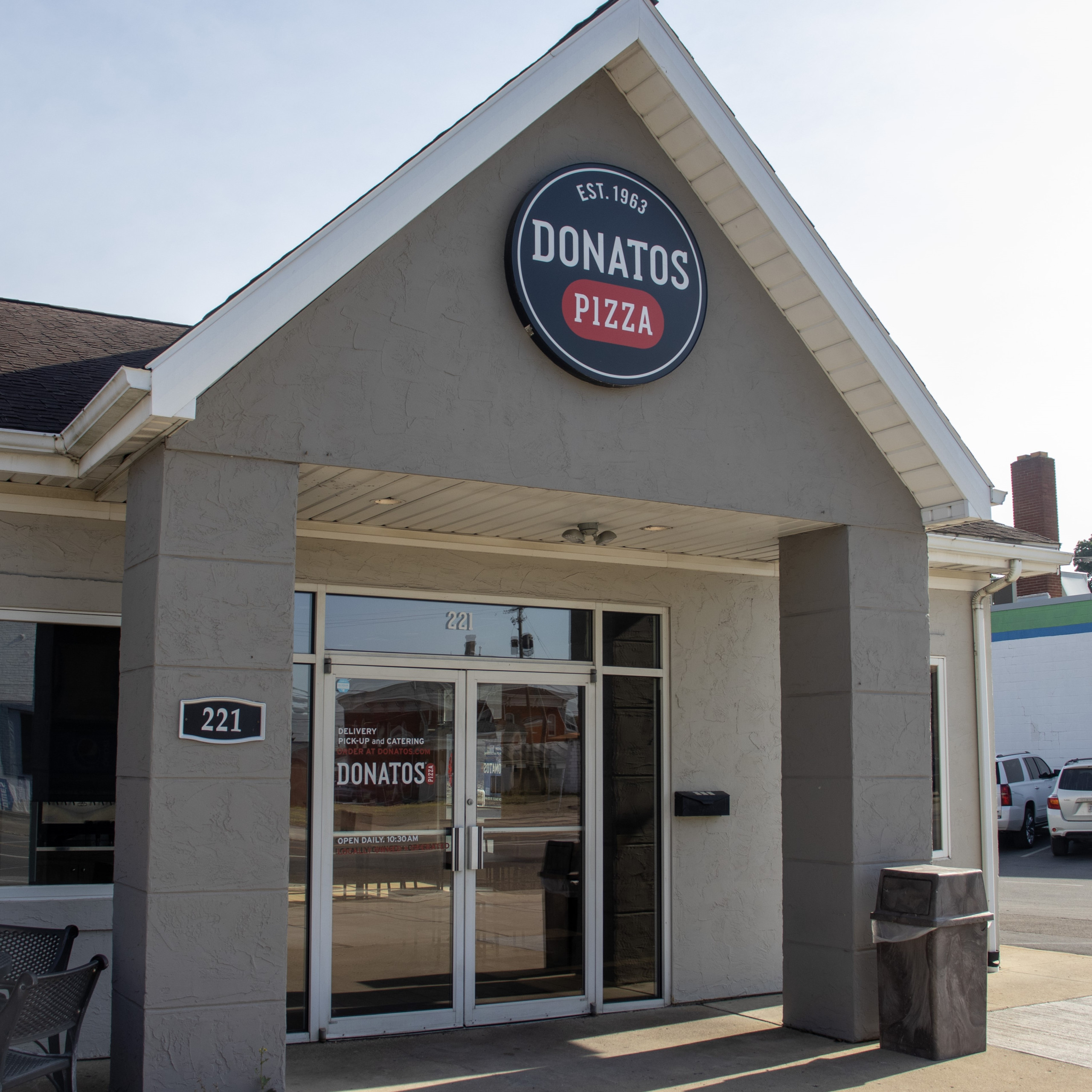 Donatos Pizza Mount Vernon storefront.