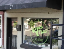 Green Vibes Mount Vernon storefront.