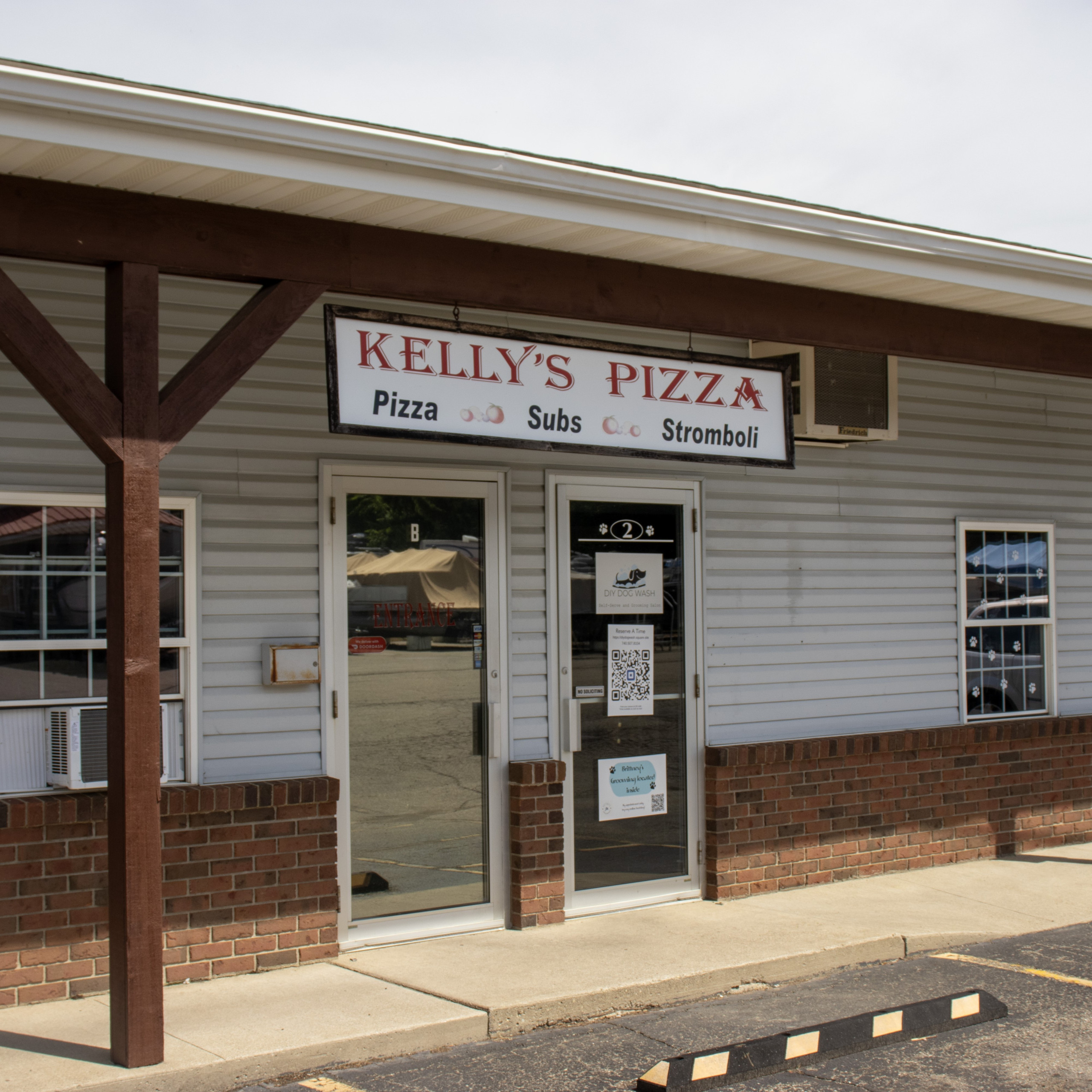 Kelly's Pizza Howard storefront.
