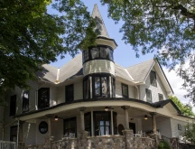 The Blonde Robin Exterior